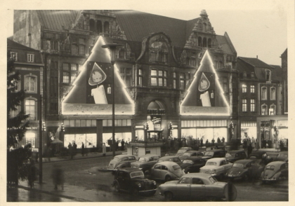 StAAc_Fassade_Tietz_Weihnachten_1954-Fotograf_unbekannt