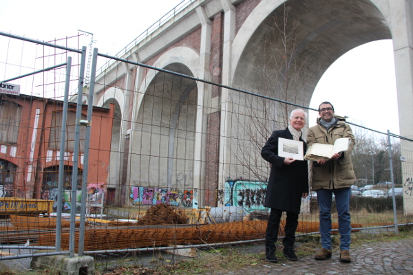 Präsentieren die Archivalie des Monats Februar vor dem Burtscheider Viadukt:  Prof. Dr. Paul Thomes (Lehr- und Forschungsgebiet Wirtschafts-, Sozial- und Technologiegeschichte an der RWTH Aachen) und Dr. René Rohrkamp, Leiter des Stadtarchivs Aachen.