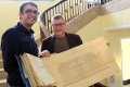 Dr. René Rohrkamp, Leiter des Stadtarchivs, und Walter Köth, Leiter der Nadelfabrik, präsentieren im historischen Treppenhaus der Nadelfabrik die Archivalie des Monats April 2016.  © Nadine Jungblut