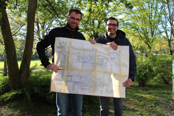 Archivar Rainer Tiedeken und Dr. René Rohrkamp, Leiter des Stadtarchivs. © Stadt Aachen / Nadine Jungblut