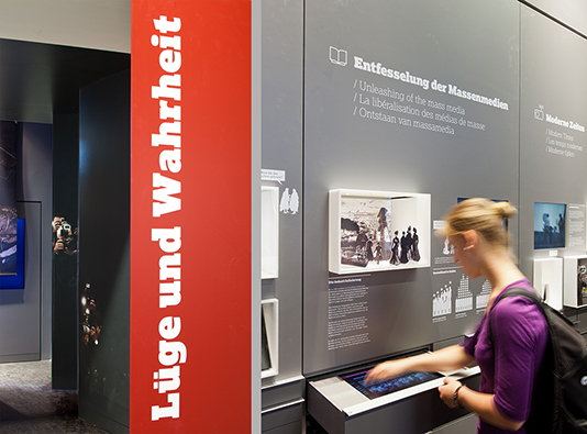 IZM Ausstellung d Hinschlaeger
