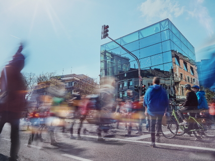 Glaskubus mit Menschen © Stadt Aachen