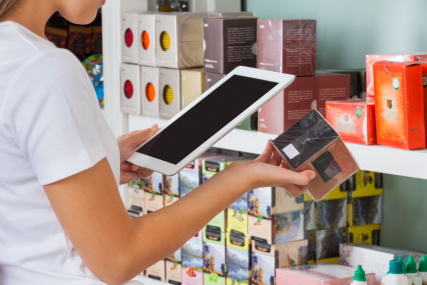 Hybrider Einzelhandel Tablet (c) Tyler Olson, shutterstock