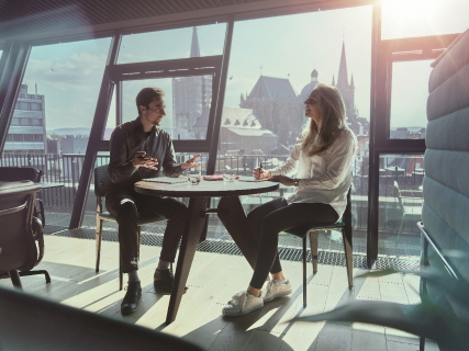 Beratungssituation mit Blick auf Dom © Stadt Aachen