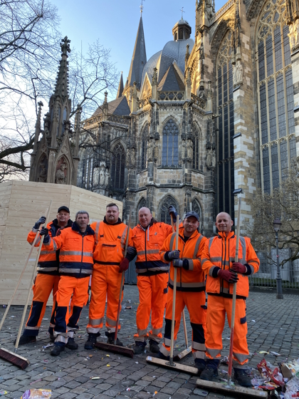 Mitarbeiter des Stadtbetriebs fegen Müll weg