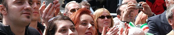 Italienische Fans begrüßen den Karlspreisträger 2005 Carlo Azeglio Ciampi